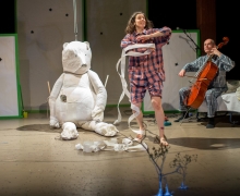 Der schwarze und der weisse Bär Theater Triebwerk