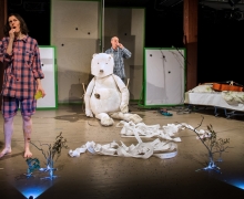 Der schwarze und der weisse Bär Theater Triebwerk