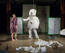 Der schwarze und der weisse Bär Theater Triebwerk